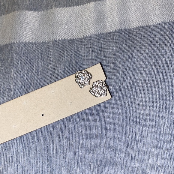 Rose shaped earrings - Picture 3 of 3